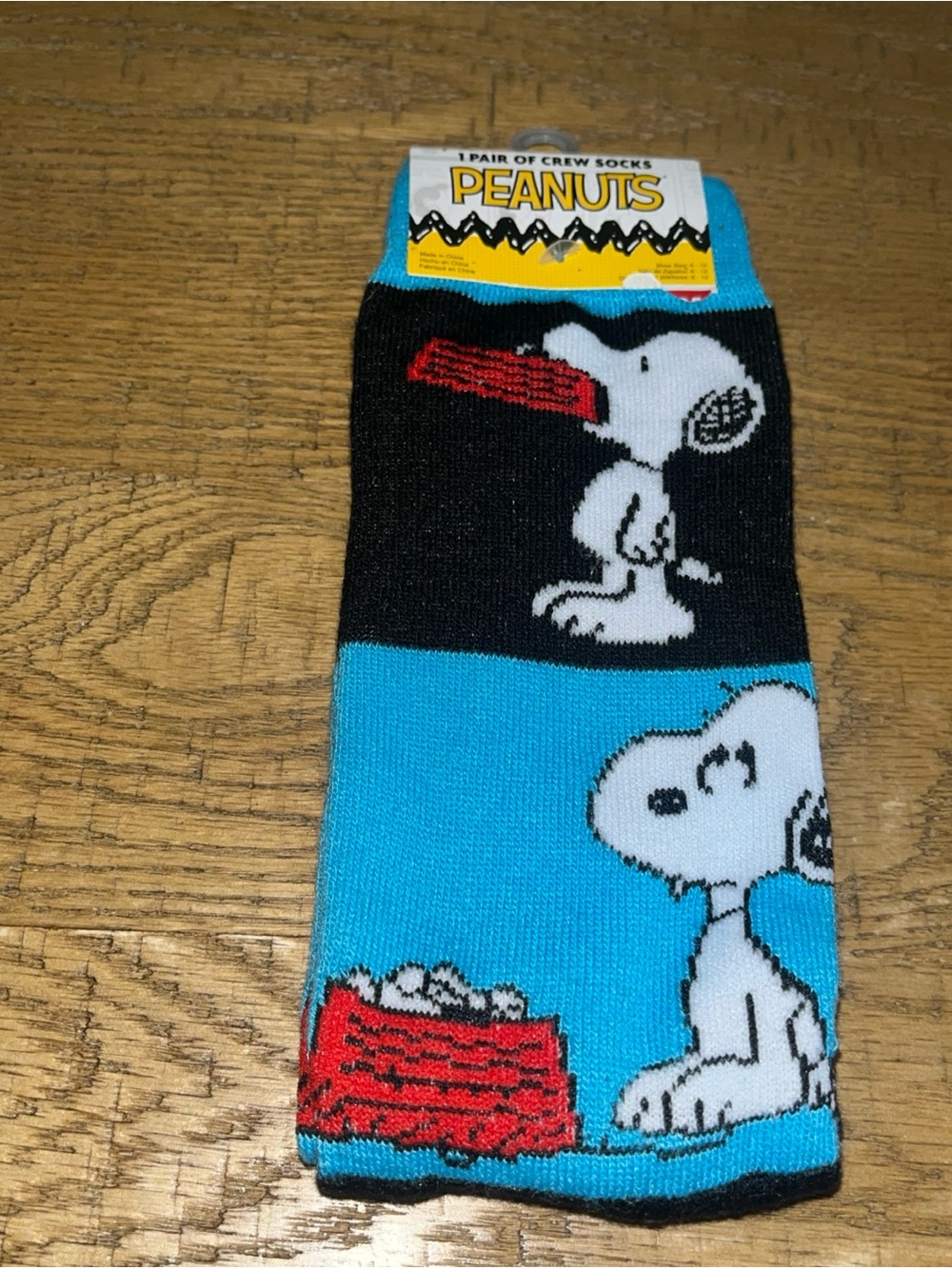 PEANUTS Snoopy Feeding Time Novelty 1 Pair Crew Socks Adult Shoe Sizes 6-12 NWT